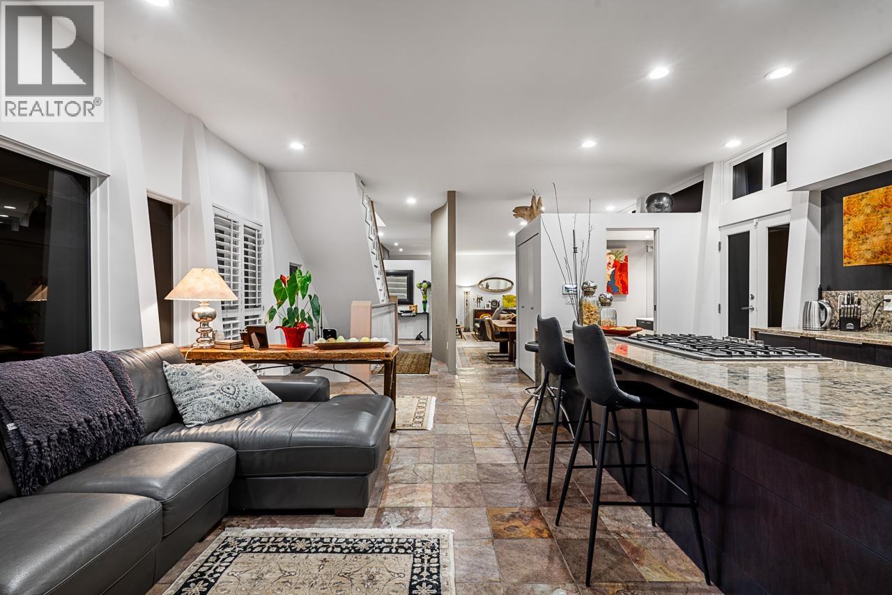 Photo 7 of 955 20th Street, West Vancouver BC