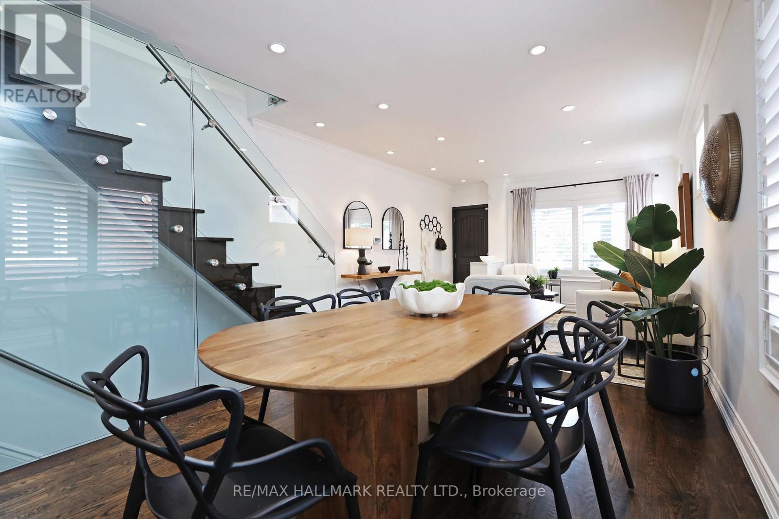 Photo 11 of 242 Springdale Boulevard, Toronto ON