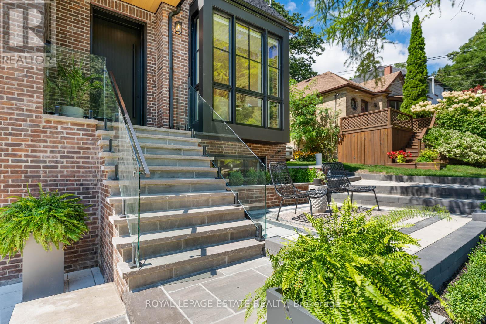 Photo 3 of 21 Glen Davis Crescent, Toronto ON