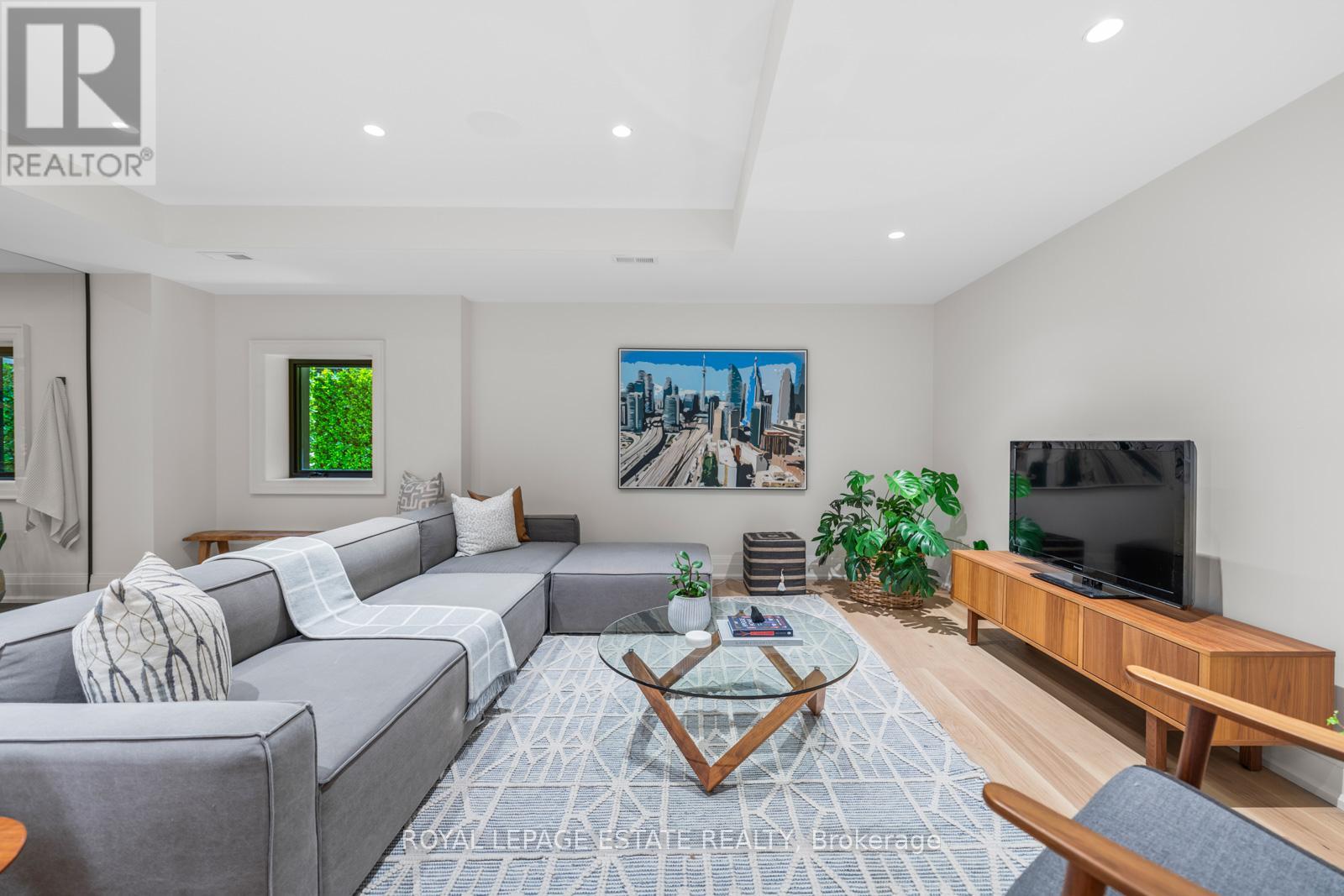 Photo 35 of 21 Glen Davis Crescent, Toronto ON