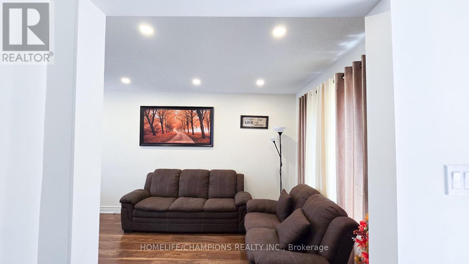 Photo 12 of 164 Wright Crescent, Ajax ON