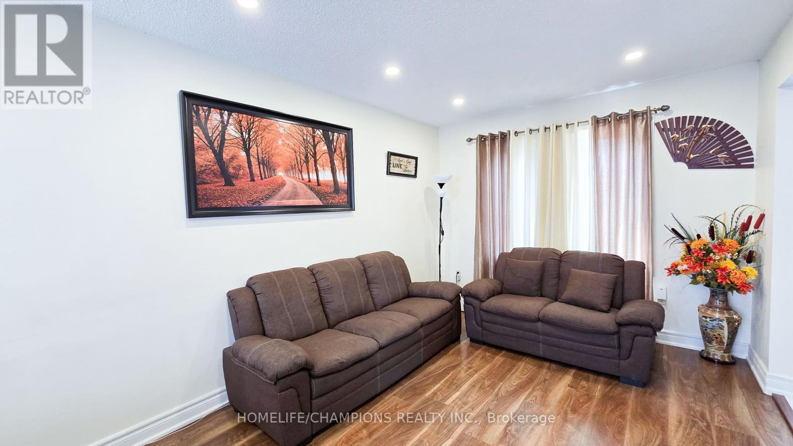 Photo 9 of 164 Wright Crescent, Ajax ON