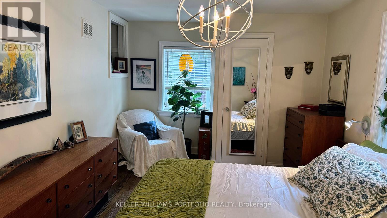 Photo 11 of 27 Wood Glen Road, Toronto ON