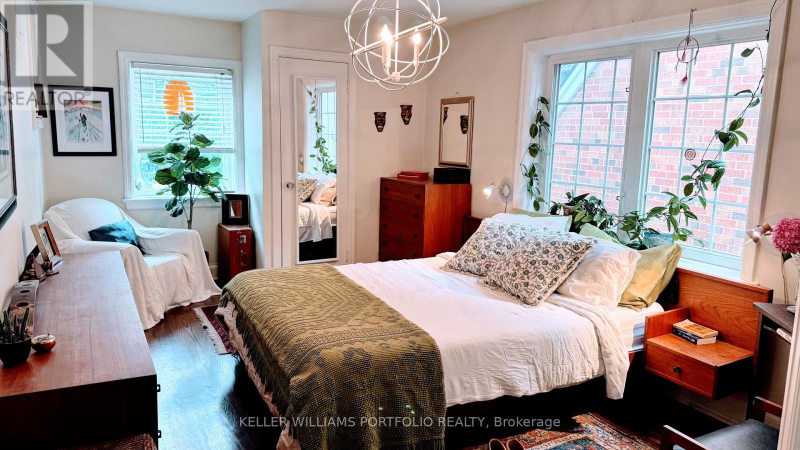 Photo 12 of 27 Wood Glen Road, Toronto ON