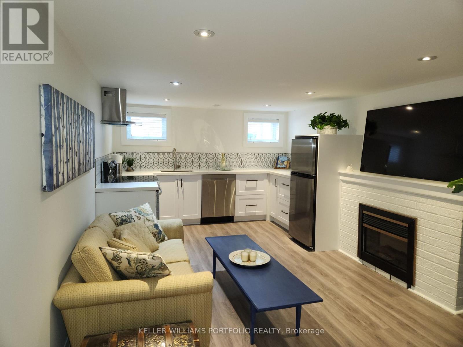 Photo 21 of 27 Wood Glen Road, Toronto ON