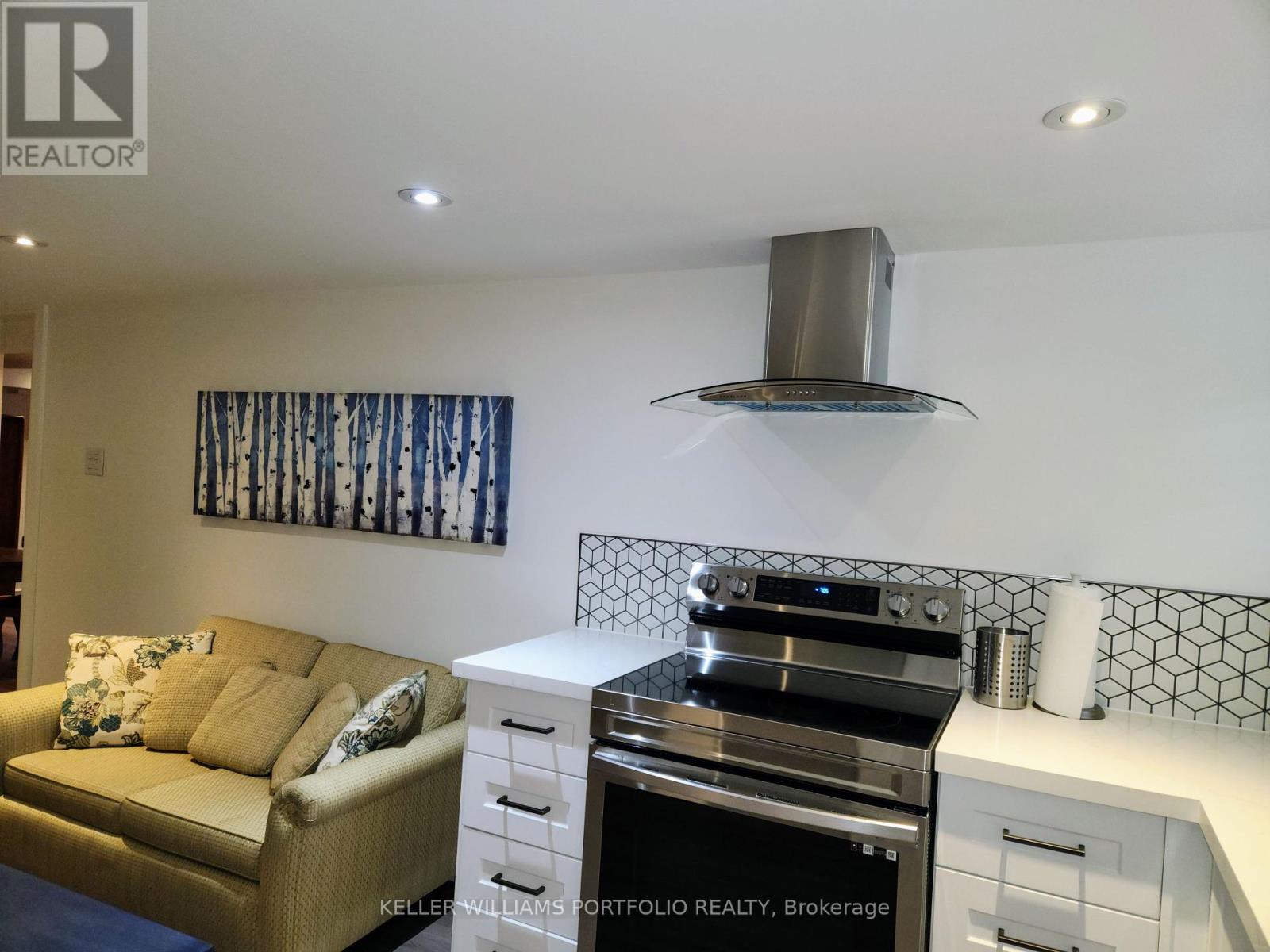 Photo 23 of 27 Wood Glen Road, Toronto ON