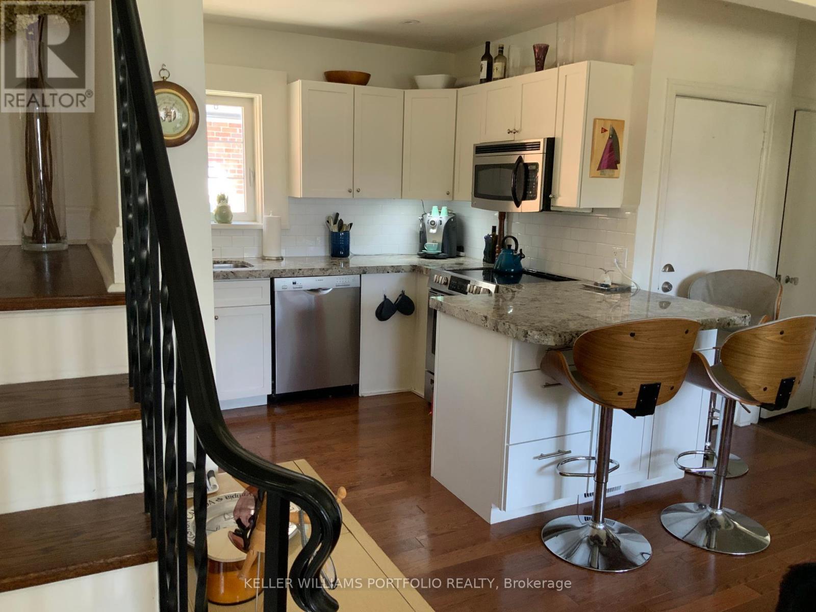 Photo 8 of 27 Wood Glen Road, Toronto ON