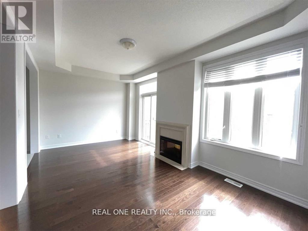 Photo 3 of 29 Paper Mills Crescent, Richmond Hill ON