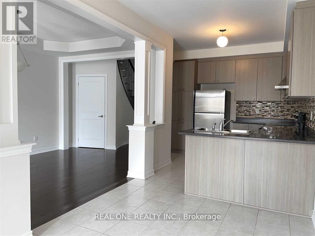 Photo 4 of 29 Paper Mills Crescent, Richmond Hill ON