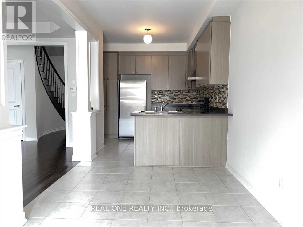 Photo 5 of 29 Paper Mills Crescent, Richmond Hill ON
