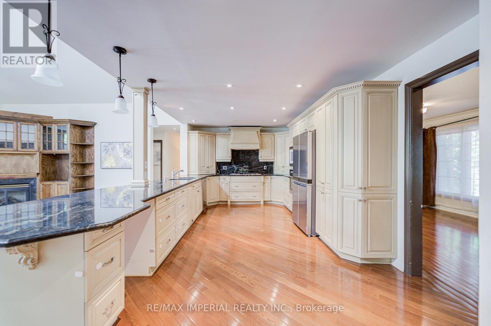 Photo 11 of 20 Blackforest Drive, Richmond Hill ON