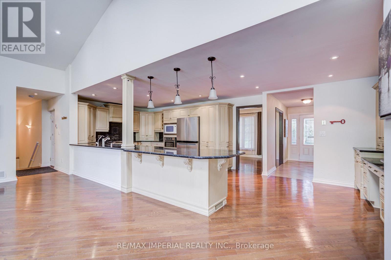 Photo 12 of 20 Blackforest Drive, Richmond Hill ON