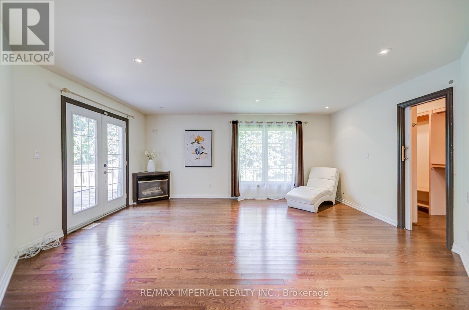 Photo 13 of 20 Blackforest Drive, Richmond Hill ON