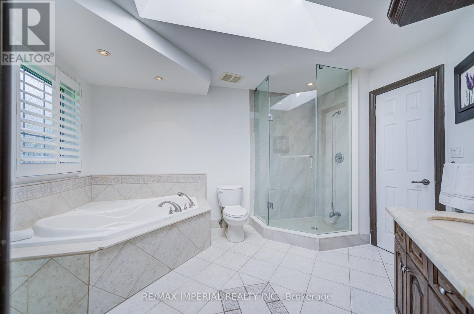 Photo 14 of 20 Blackforest Drive, Richmond Hill ON