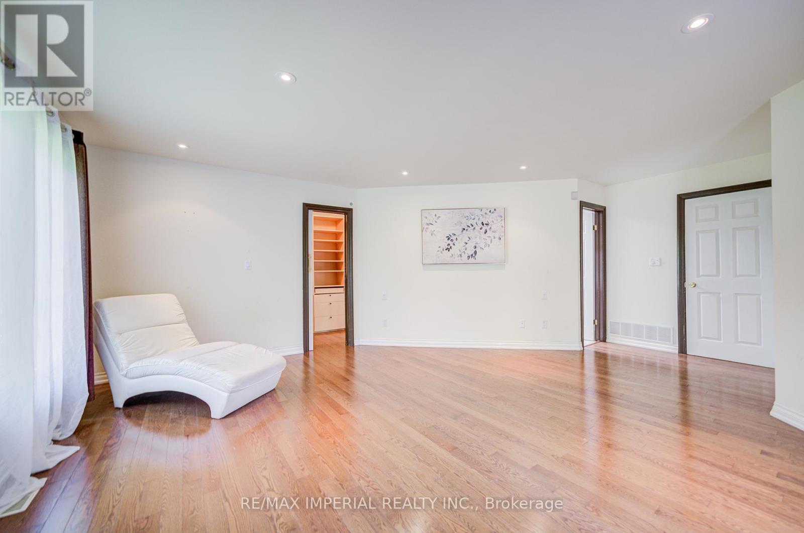 Photo 15 of 20 Blackforest Drive, Richmond Hill ON