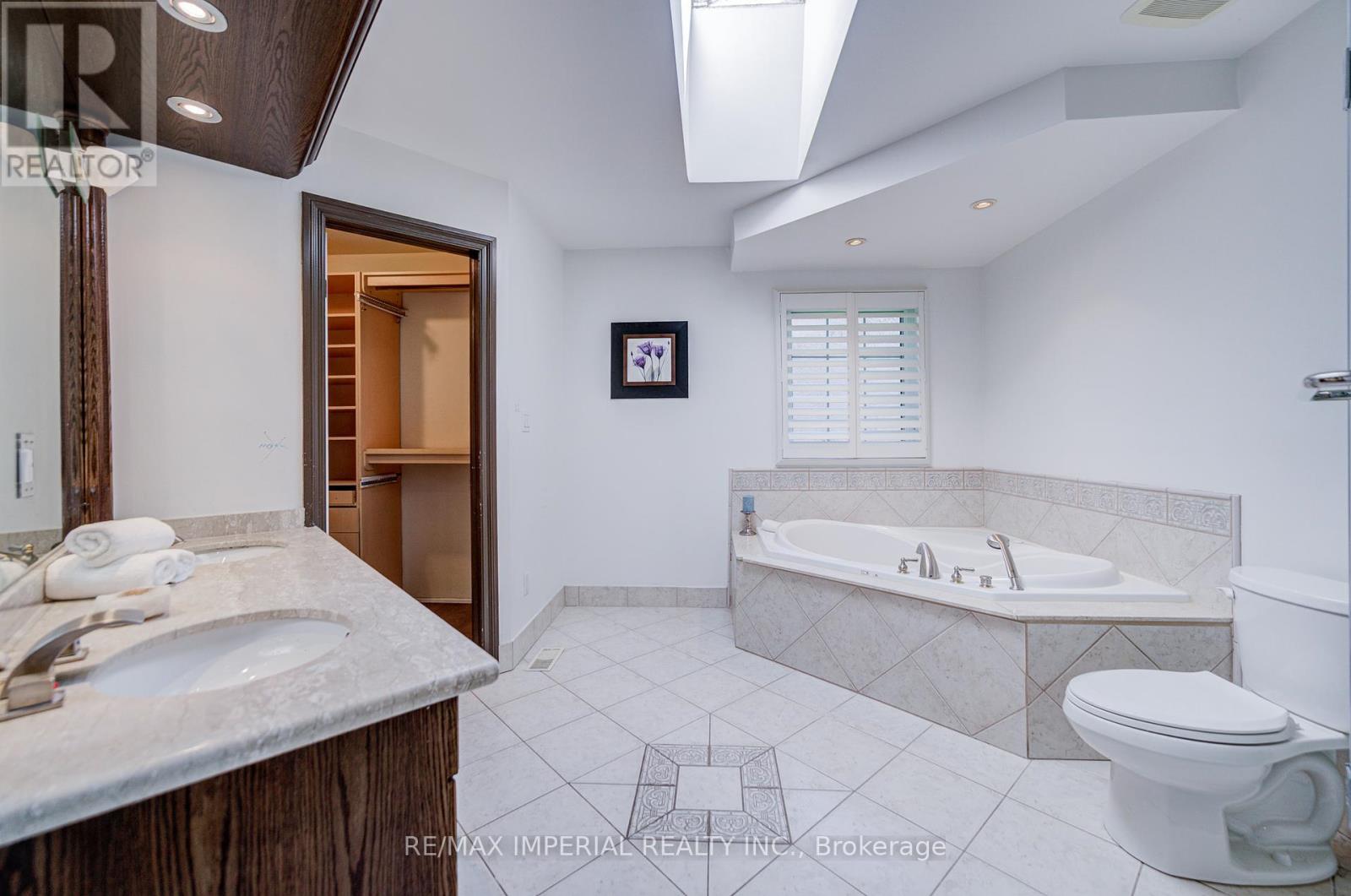 Photo 17 of 20 Blackforest Drive, Richmond Hill ON