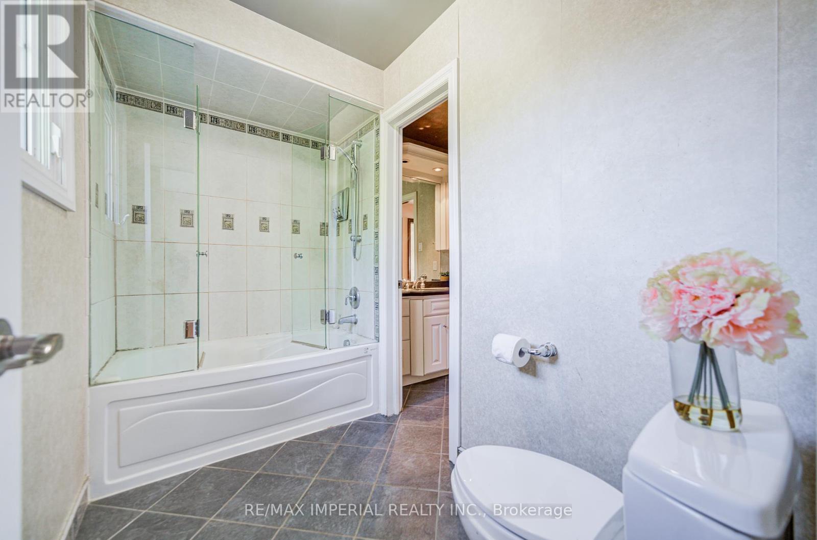 Photo 21 of 20 Blackforest Drive, Richmond Hill ON