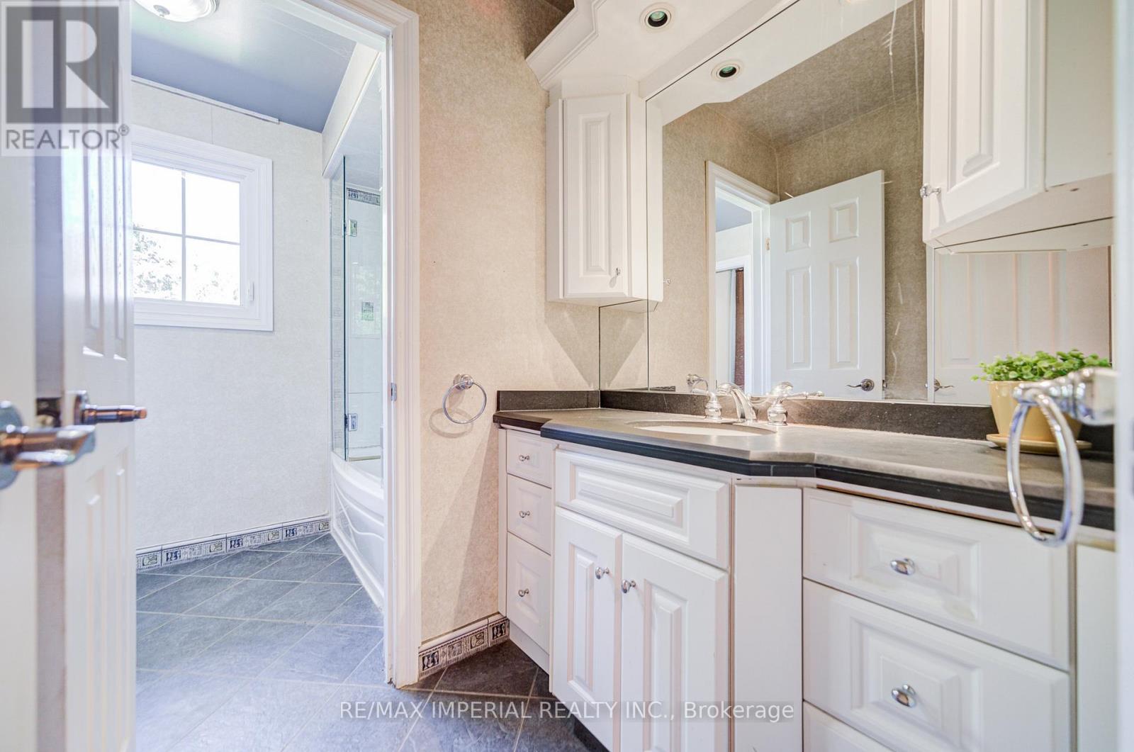 Photo 22 of 20 Blackforest Drive, Richmond Hill ON