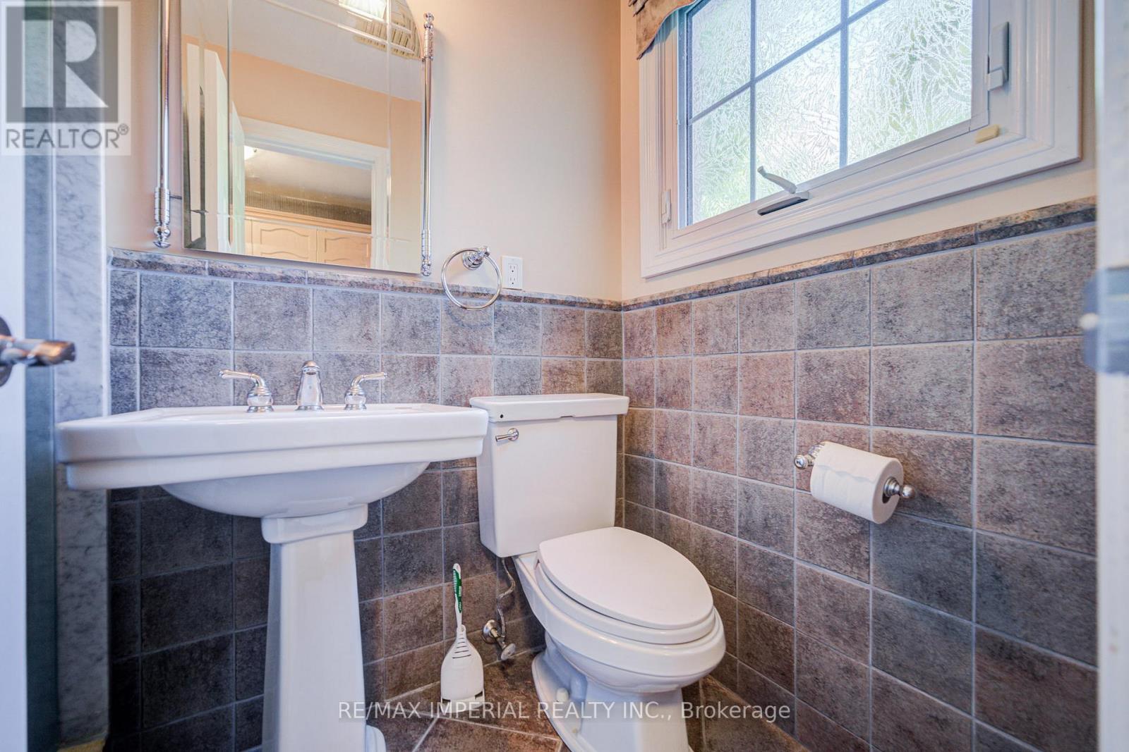 Photo 26 of 20 Blackforest Drive, Richmond Hill ON