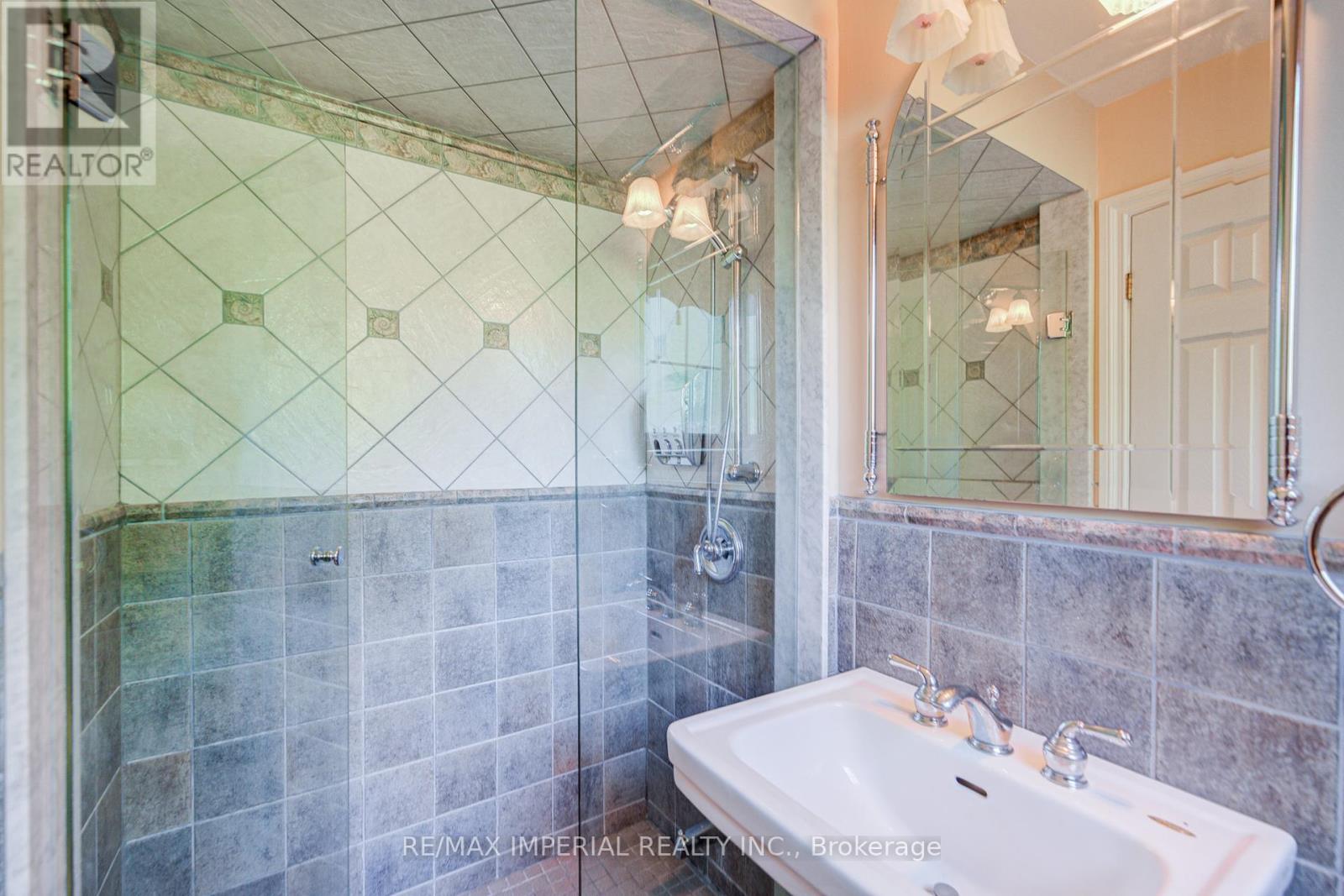 Photo 27 of 20 Blackforest Drive, Richmond Hill ON