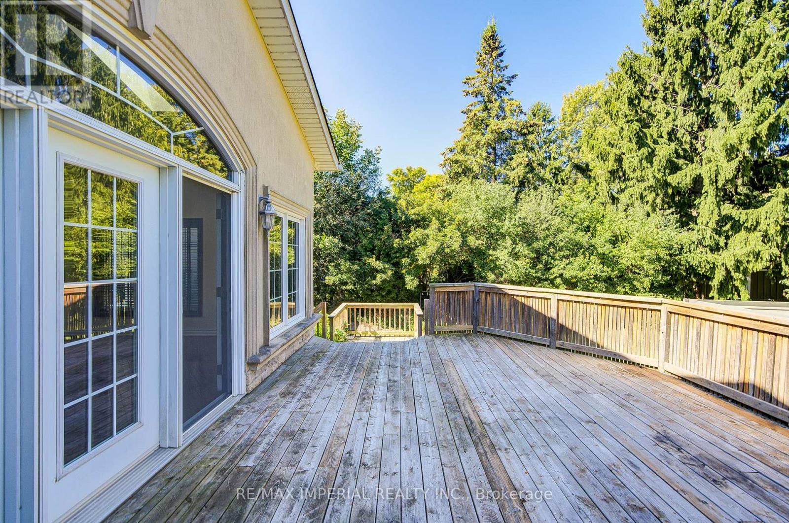 Photo 32 of 20 Blackforest Drive, Richmond Hill ON