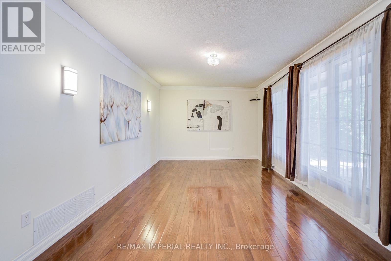 Photo 8 of 20 Blackforest Drive, Richmond Hill ON