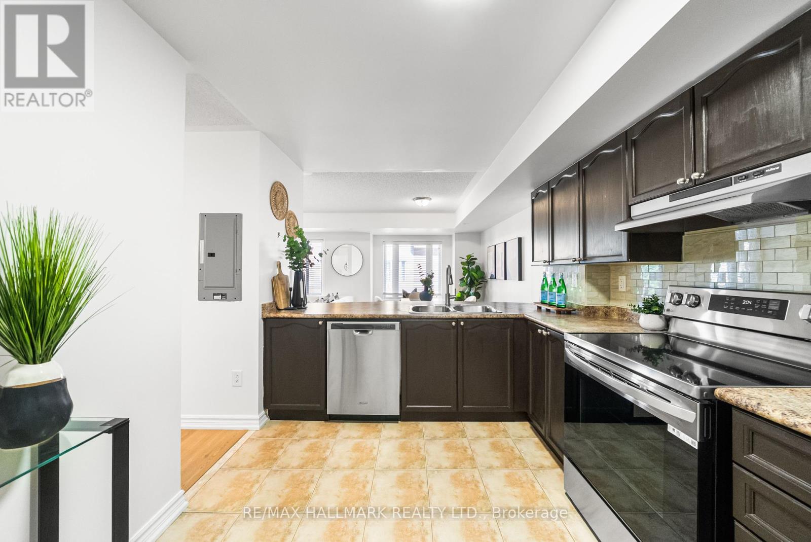 Photo 11 of 213 308 John Street, Markham ON