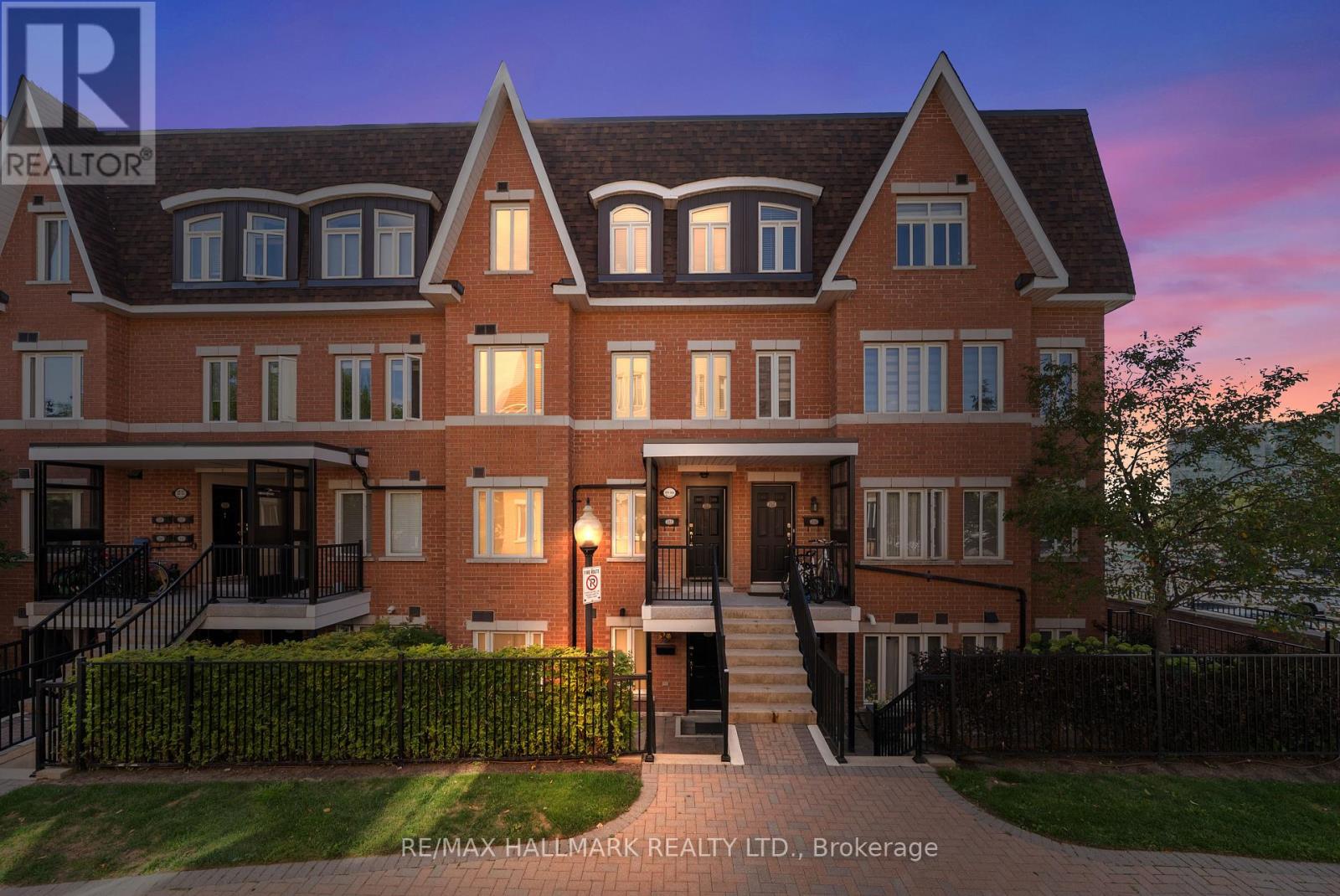 Photo 2 of 213 308 John Street, Markham ON