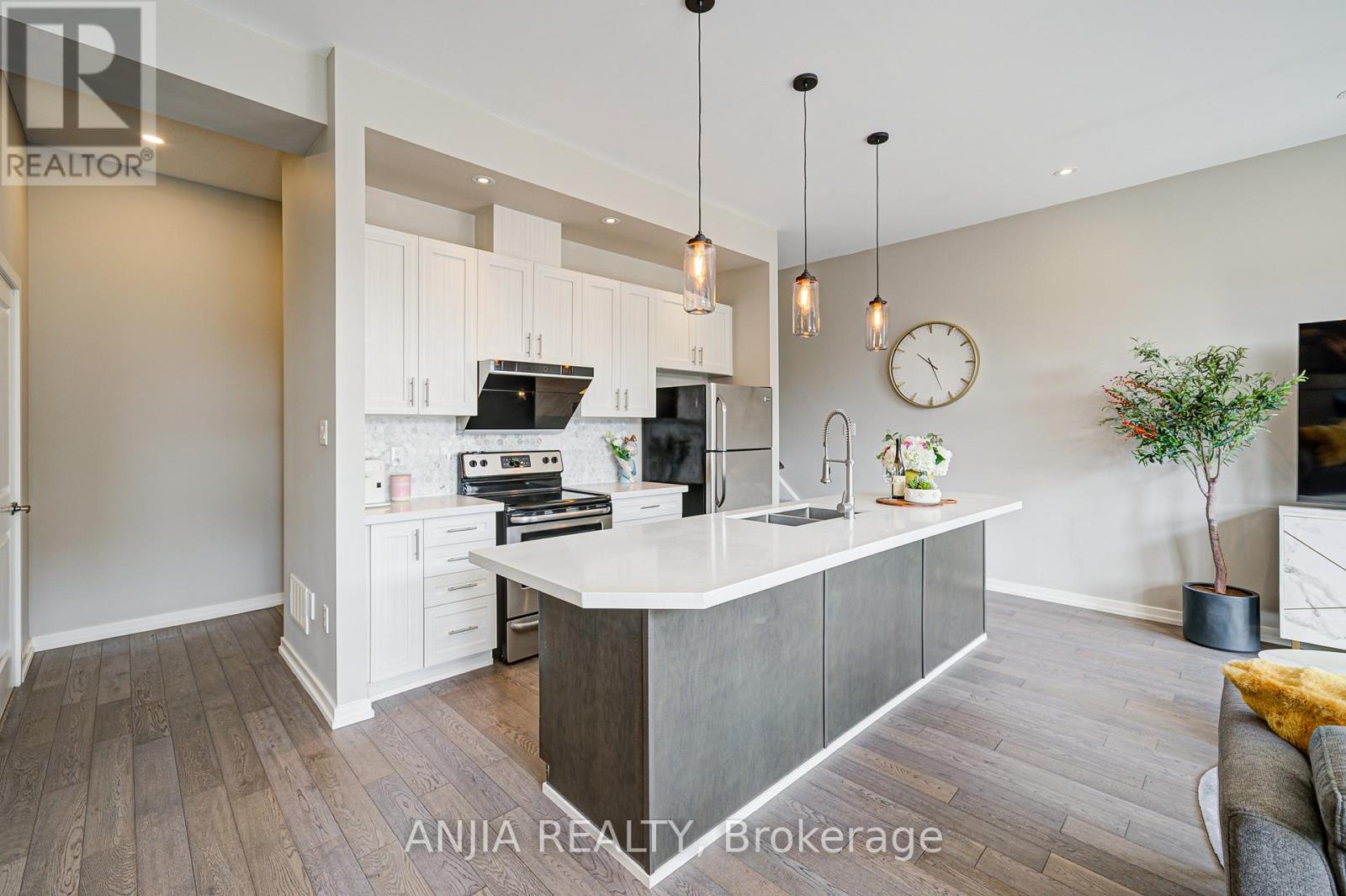 Photo 11 of 156 Glad Park Avenue, Whitchurchstouffville ON