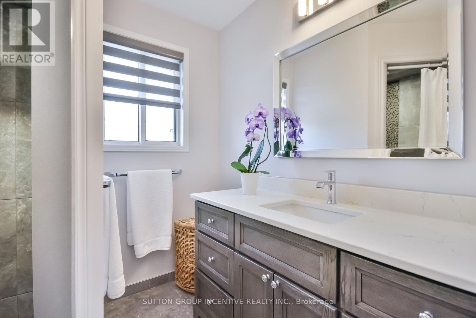 Photo 17 of 53 Taylor Drive, Barrie ON