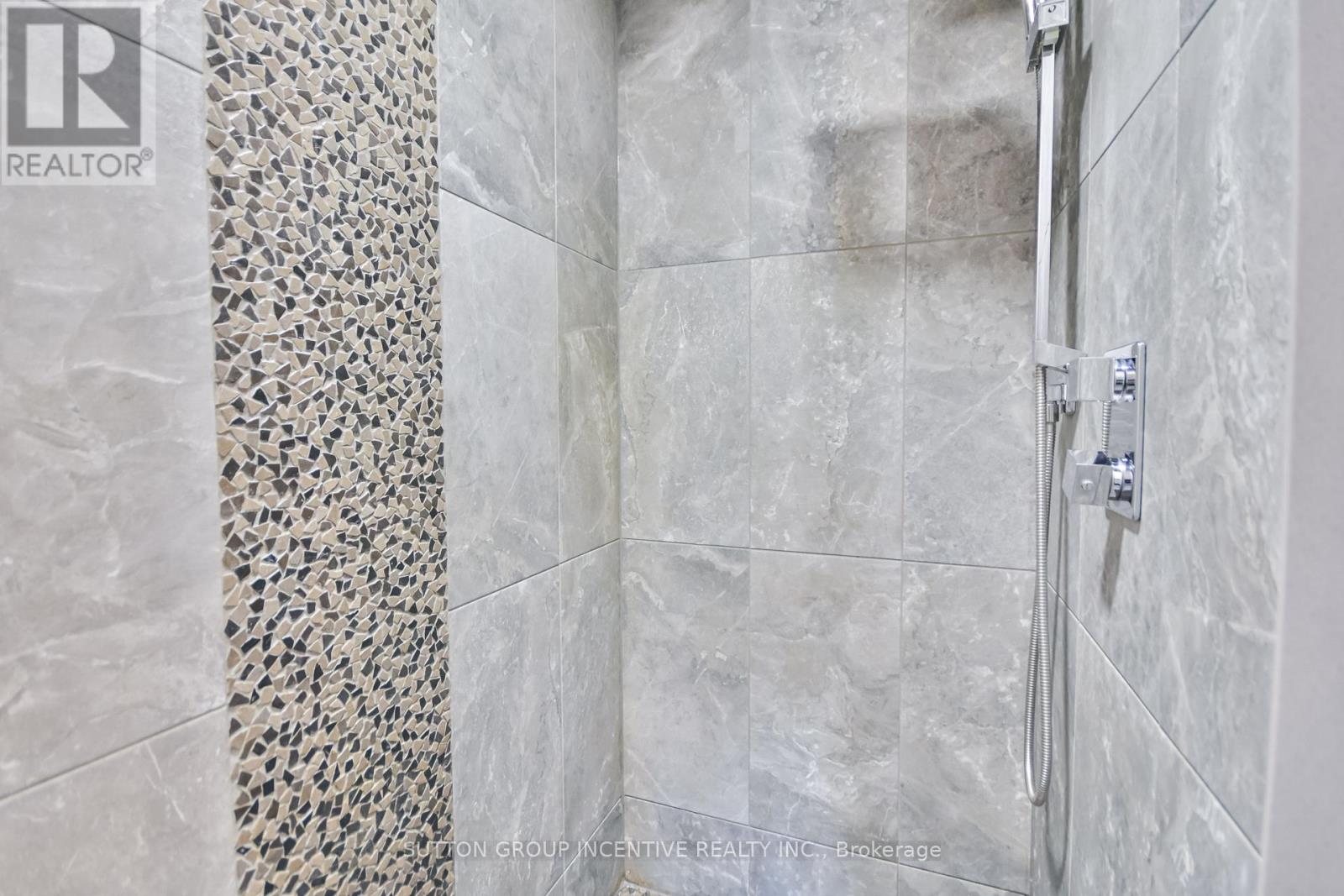 Photo 18 of 53 Taylor Drive, Barrie ON
