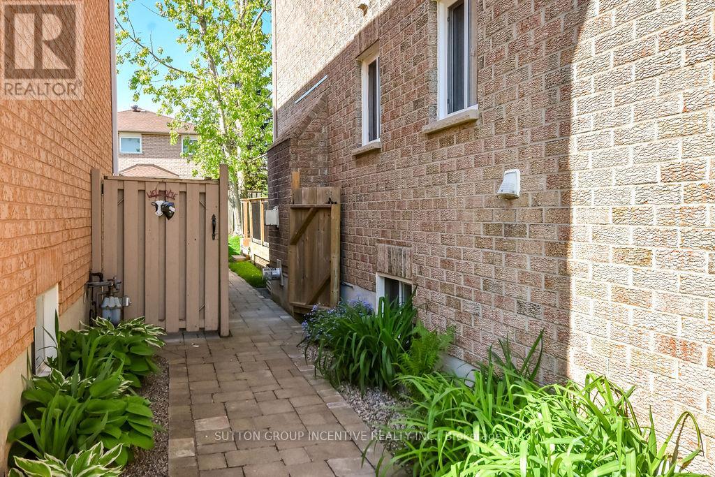 Photo 4 of 53 Taylor Drive, Barrie ON