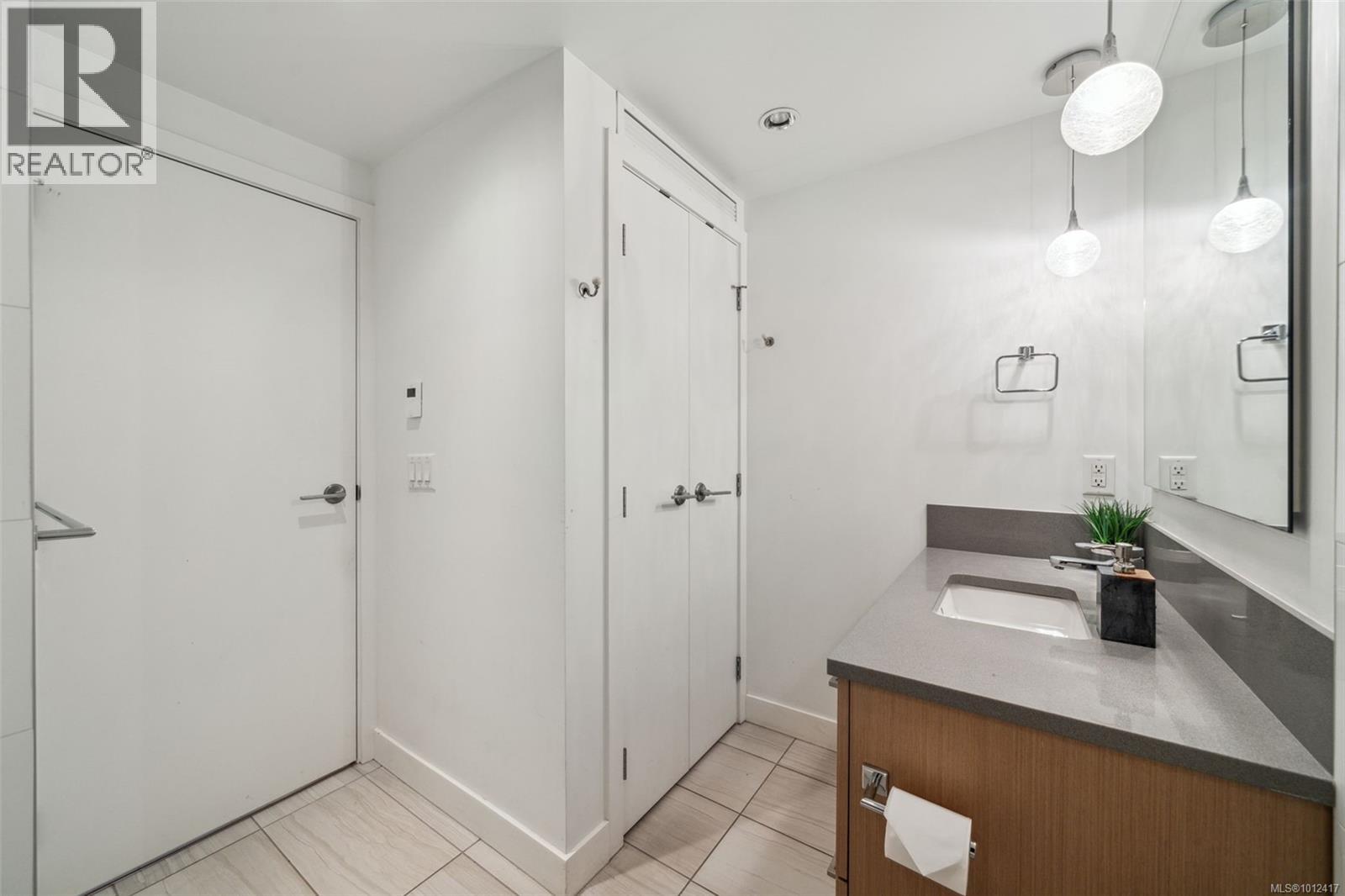 409 838 Broughton Street, Victoria