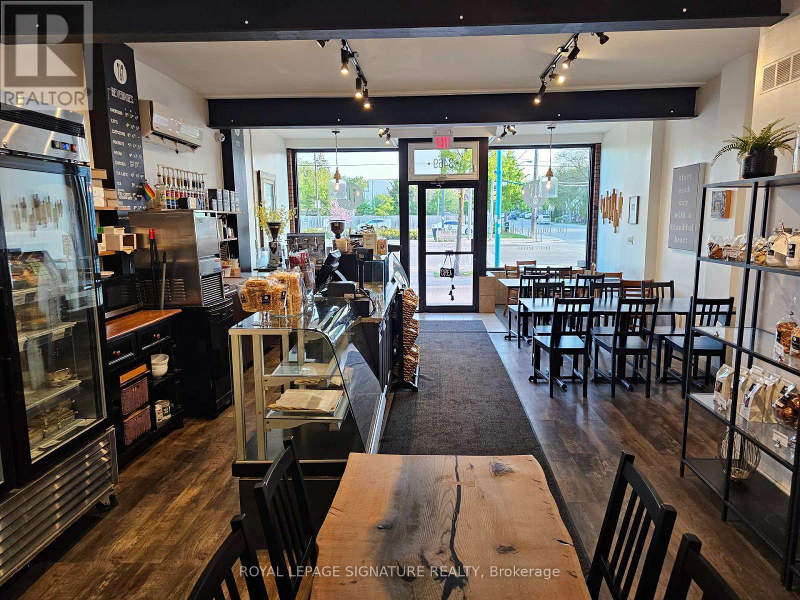 Photo 5 of 3469 Lake Shore Boulevard W, Toronto ON