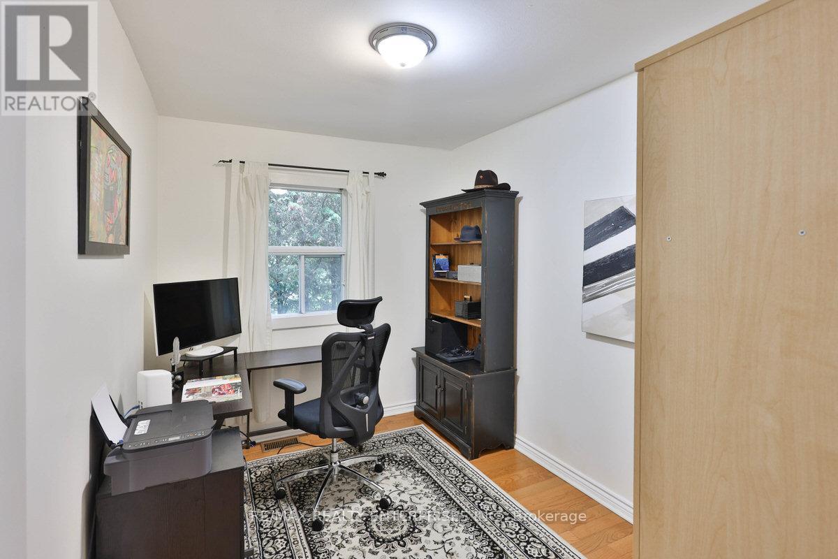 Photo 11 of 708 Montbeck Crescent, Mississauga ON