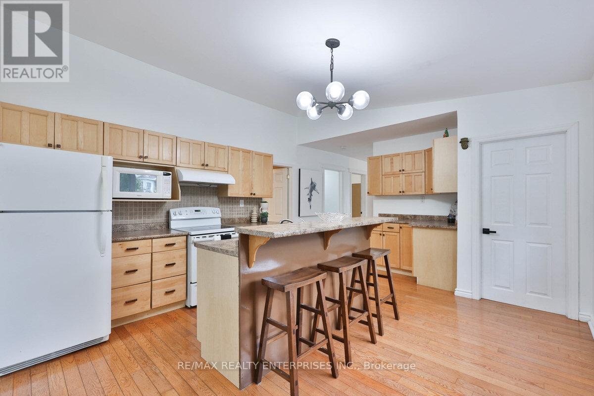 Photo 13 of 708 Montbeck Crescent, Mississauga ON