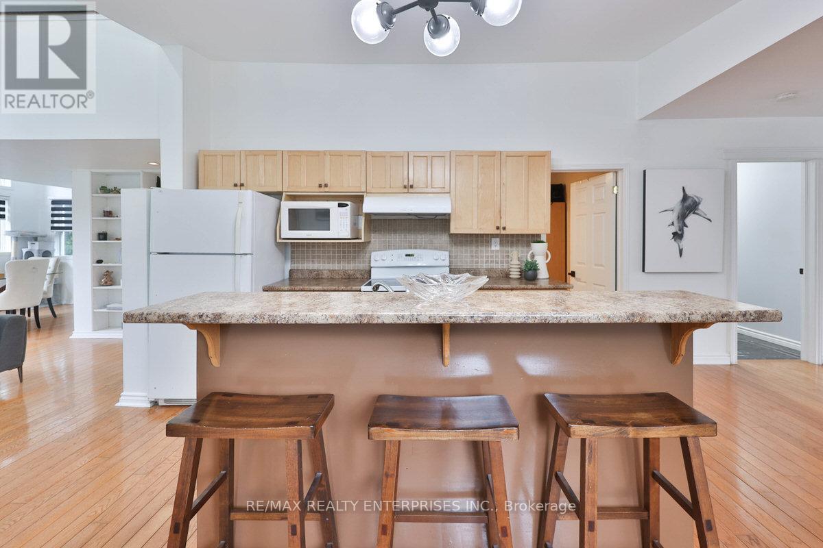 Photo 15 of 708 Montbeck Crescent, Mississauga ON