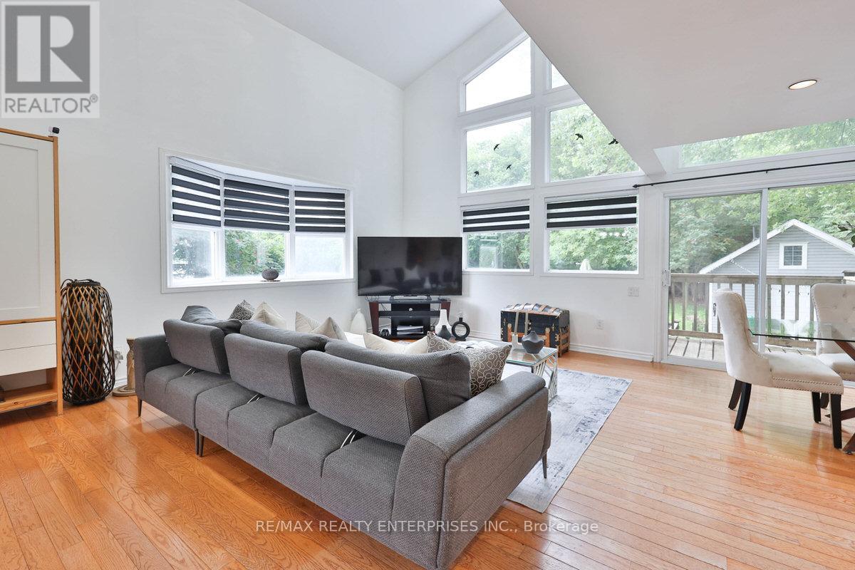 Photo 17 of 708 Montbeck Crescent, Mississauga ON