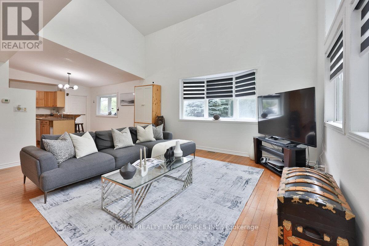Photo 19 of 708 Montbeck Crescent, Mississauga ON