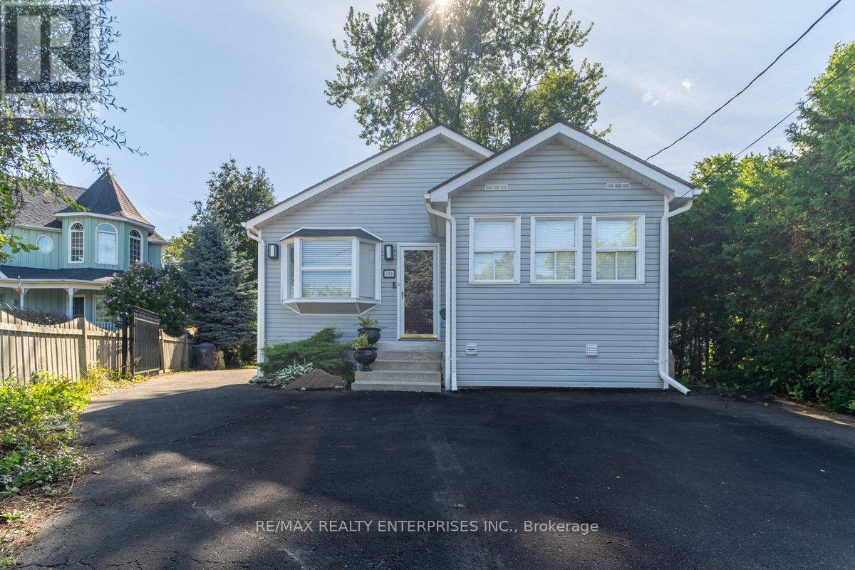 Photo 2 of 708 Montbeck Crescent, Mississauga ON