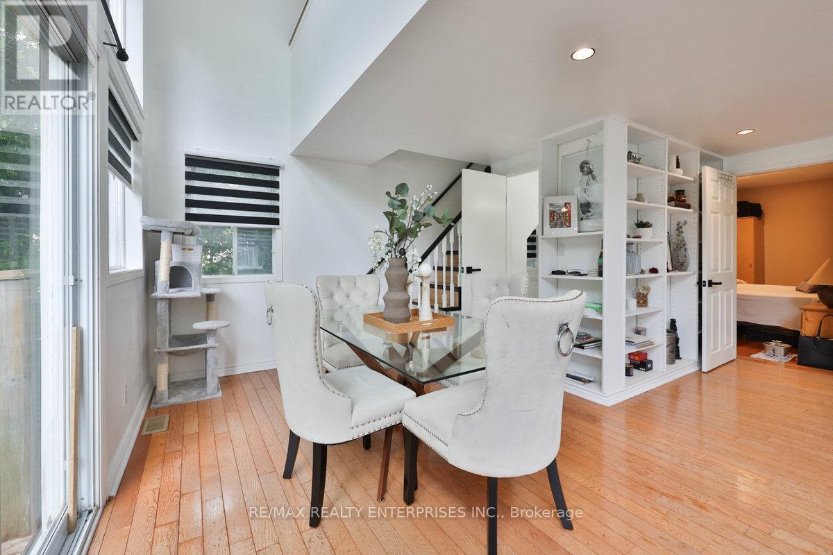 Photo 21 of 708 Montbeck Crescent, Mississauga ON