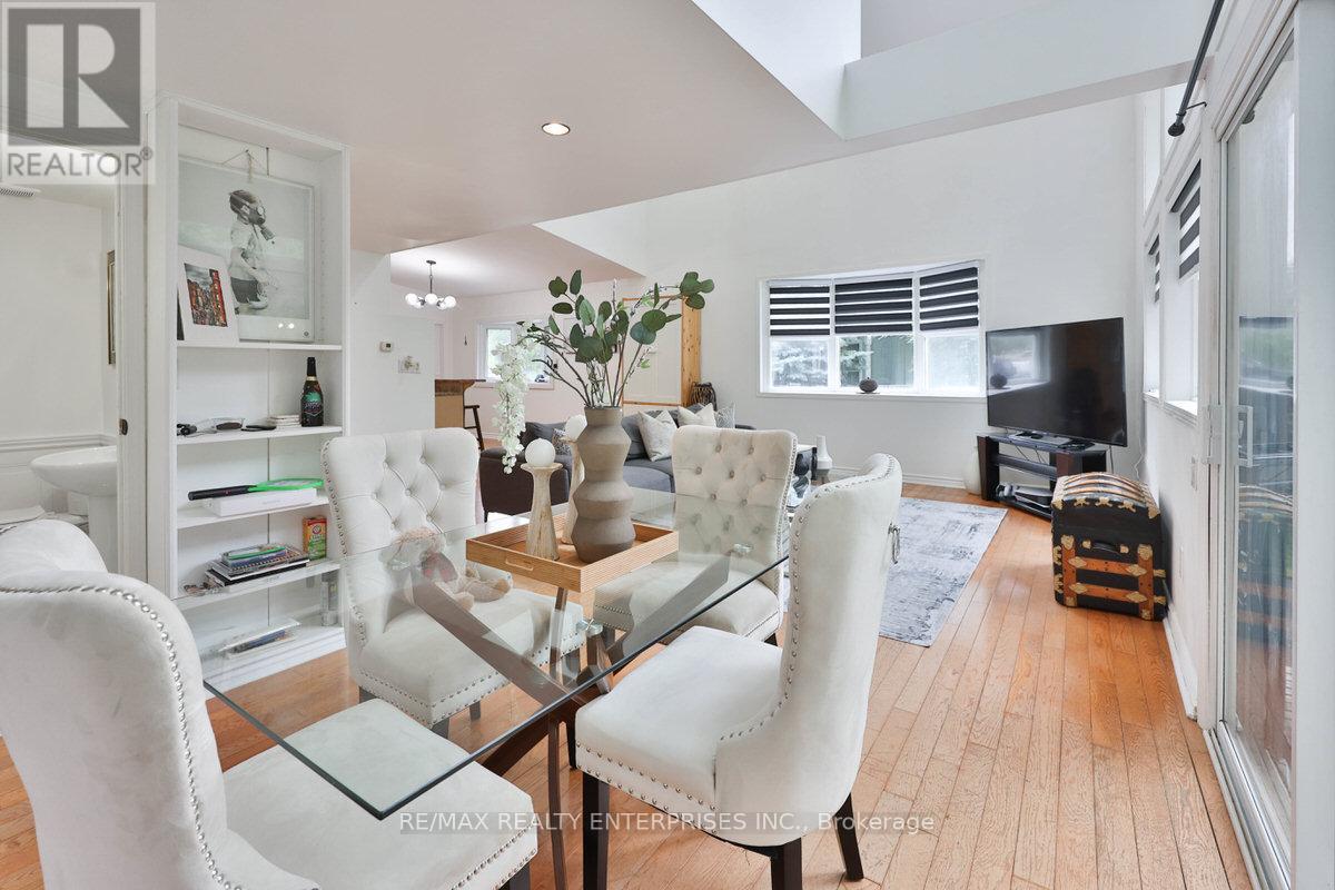 Photo 23 of 708 Montbeck Crescent, Mississauga ON
