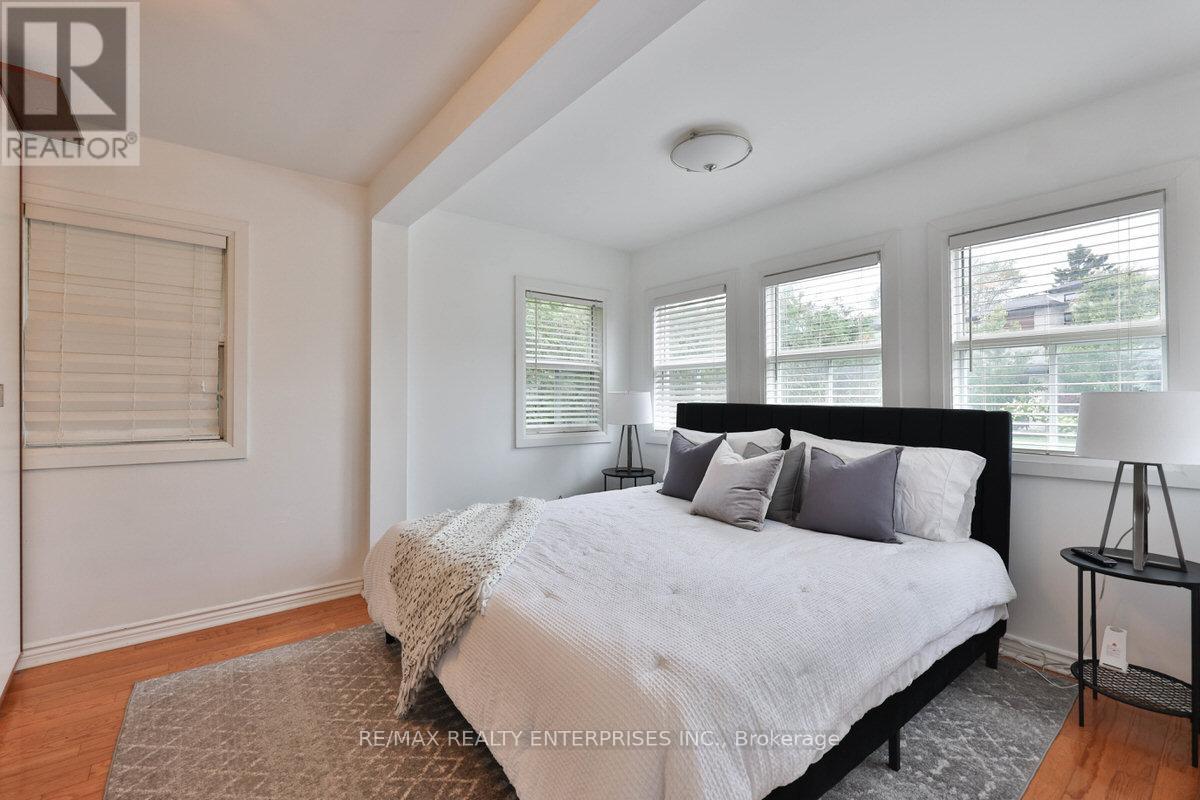 Photo 25 of 708 Montbeck Crescent, Mississauga ON