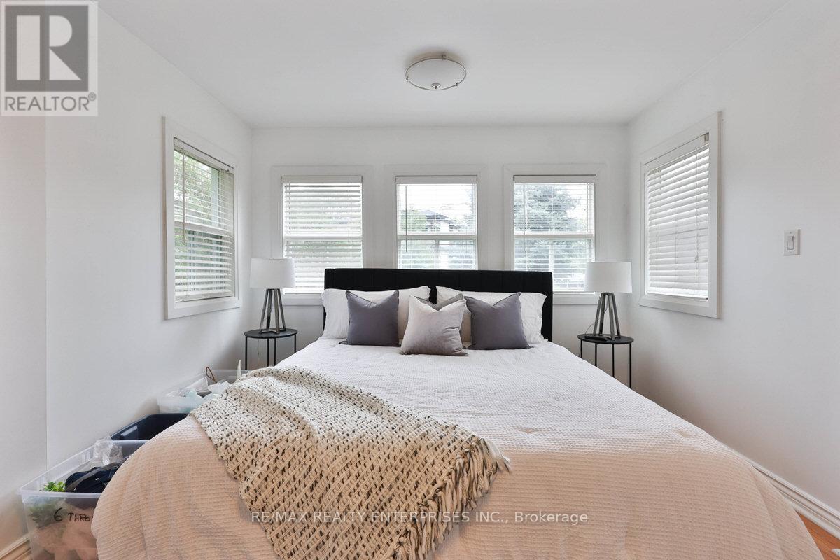 Photo 26 of 708 Montbeck Crescent, Mississauga ON