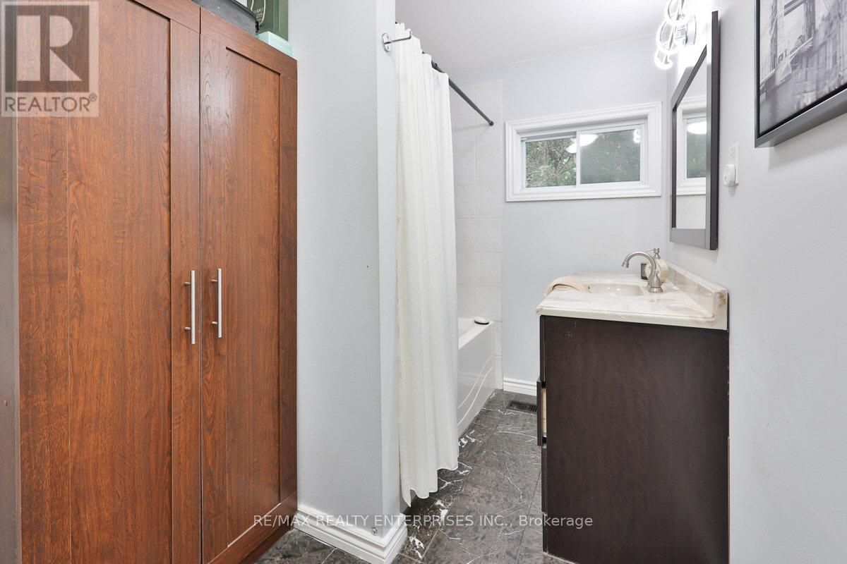 Photo 27 of 708 Montbeck Crescent, Mississauga ON