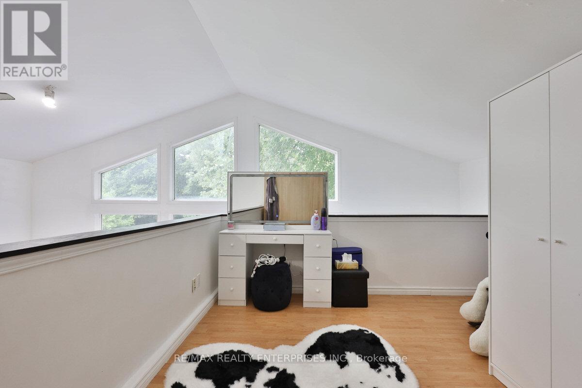 Photo 28 of 708 Montbeck Crescent, Mississauga ON