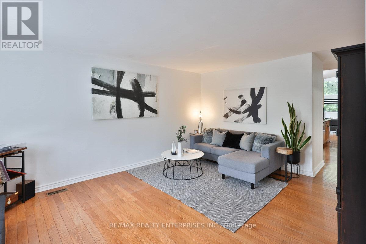 Photo 8 of 708 Montbeck Crescent, Mississauga ON