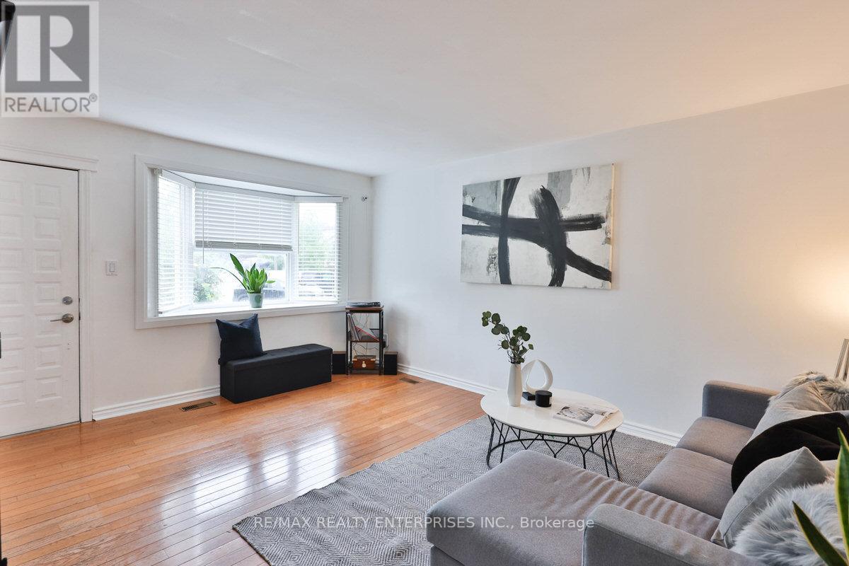 Photo 9 of 708 Montbeck Crescent, Mississauga ON