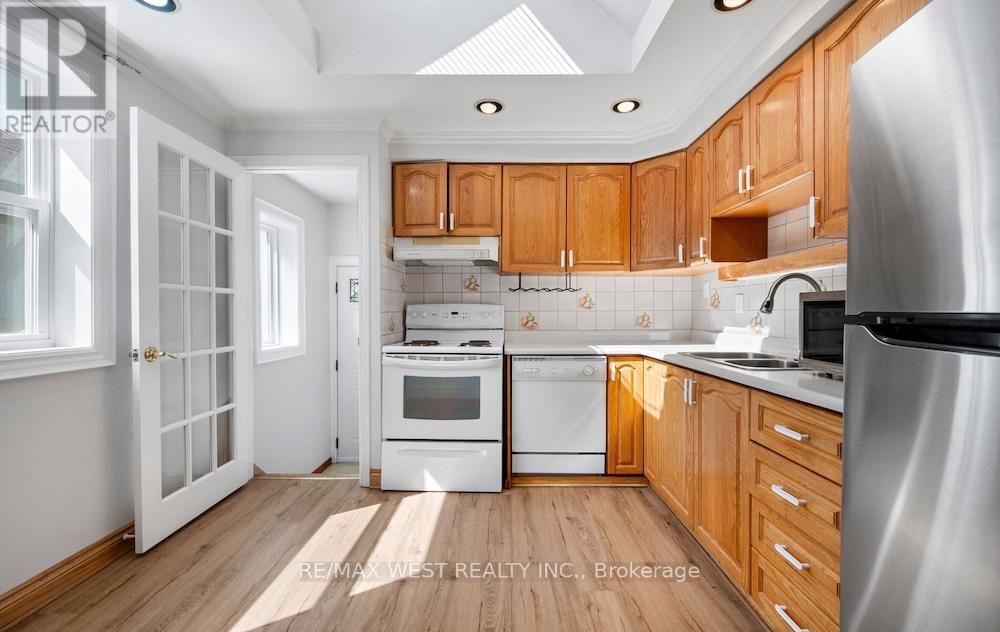 Photo 10 of 6 Robindale Avenue, Toronto ON