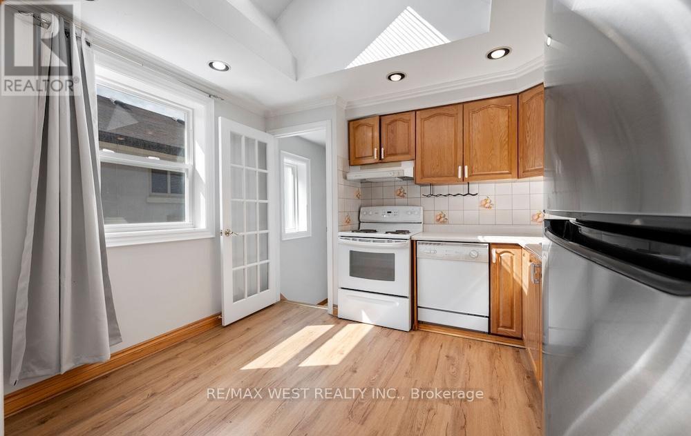 Photo 11 of 6 Robindale Avenue, Toronto ON